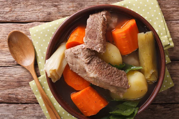 Французская еда: горячий говяжий суп с овощами закрывается в миске. ч — стоковое фото