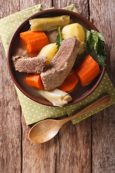 Délicieuse soupe de bœuf Pot-au-feu aux légumes dans un arc — Photo
