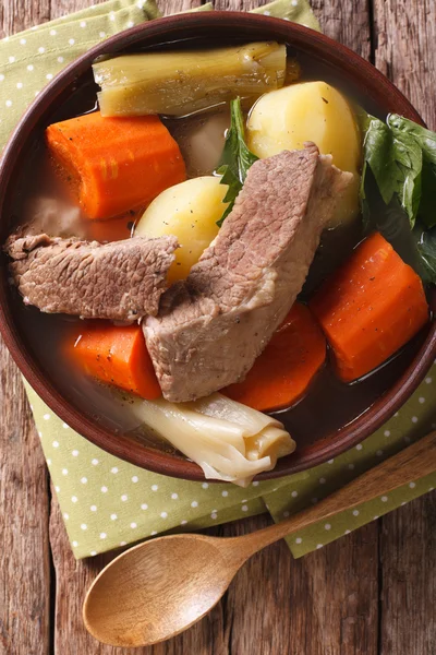 Französisches Essen: heiße Rindfleischsuppe mit Gemüse in einer Schüssel. v — Stockfoto