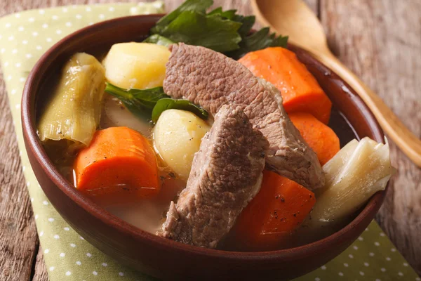 Makanan Perancis: sup sapi panas dengan sayuran ditutup dalam mangkuk. h — Stok Foto