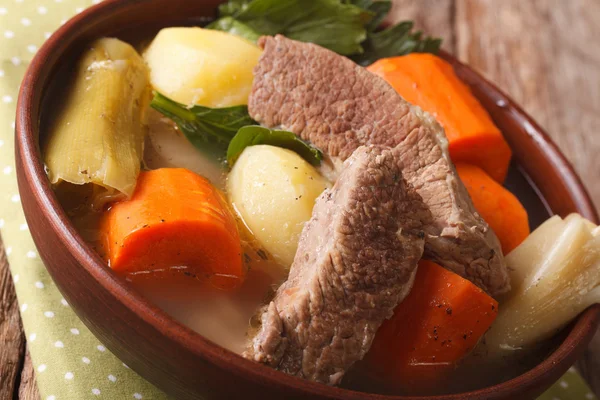 Французский суп по-фё макро в миске. hhhontal — стоковое фото