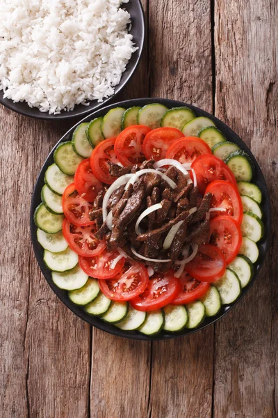 Cambodian beef Lok Lak with fresh vegetables and a side dish of — Stock Photo, Image