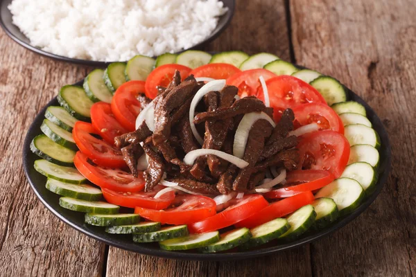 Mariniertes Roastbeef lok lak mit Gemüse und einer Beilage von — Stockfoto