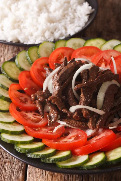Cambodian food: beef Lok Lak with fresh tomatoes and cucumbers c — Stock Photo, Image