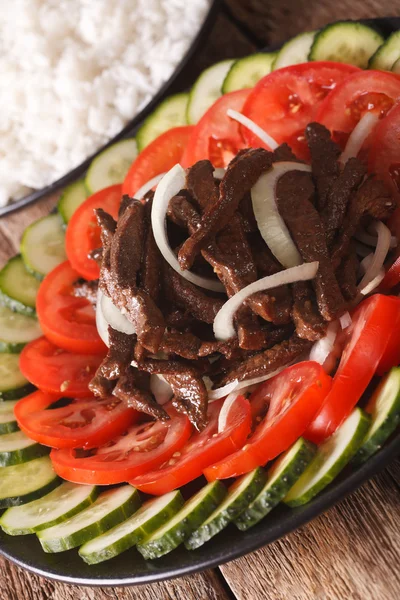 Cambodian cuisine: Beef Lok Lak with fresh vegetables close-up. — Stock Photo, Image