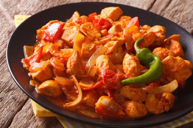 Biber ve soğan yakın çekim ile baharatlı tavuk jalfrezi. horizonta
