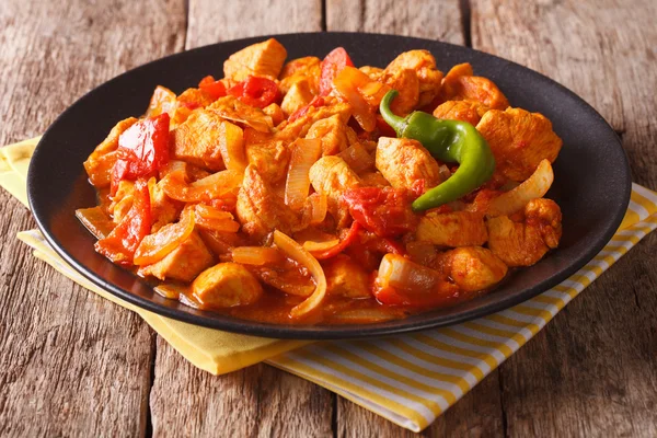 Indian Cuisine: Spicy chicken jalfrezi with pepper and onion clo — Stock Photo, Image