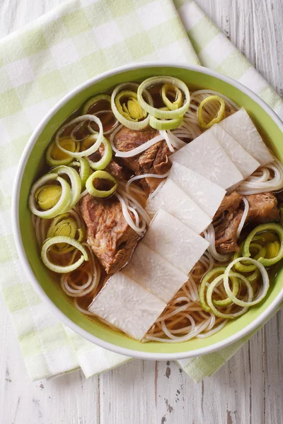 Galbitang soupe coréenne avec côtes de bœuf, nouilles de riz et daikon cl — Photo