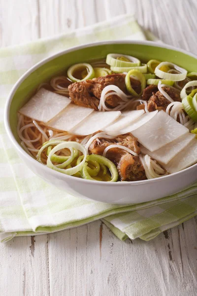 韓牛のカルビのスープと米麺、葱と大根をクローズ アップ. — ストック写真