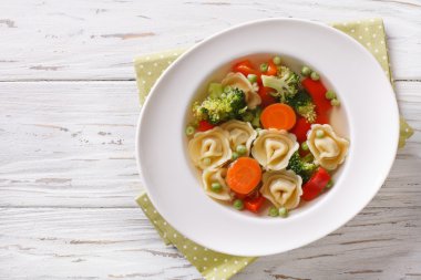 Tortellini yakın çekim sebze çorbası. Yatay Üstten Görünüm
