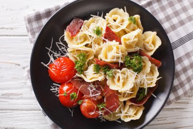 Taze pişmiş tortellini jambon ve parmesan ile