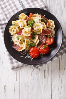 Jambon, domates ve peynir yakın çekim ile lezzetli tortellini.