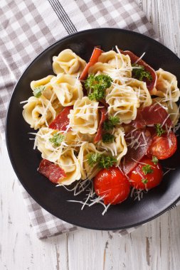 Jambon, domates ve parmesan ile İtalyan tortellini