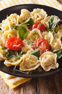 Ispanak ve parmesan yakın çekim ile İtalyan tortellini