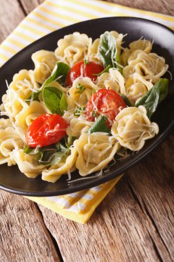 ıspanak, domates ve peynir yakın çekim ile ev yapımı tortellini. 