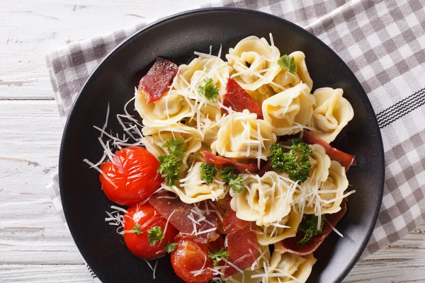 Italian tortellini with prosciutto, tomatoes and parmesan — Stock Photo, Image