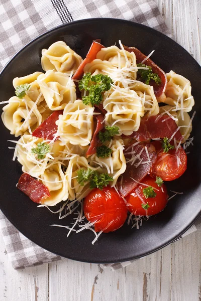 Freshly cooked tortellini with prosciutto and parmesan — Stock Photo, Image