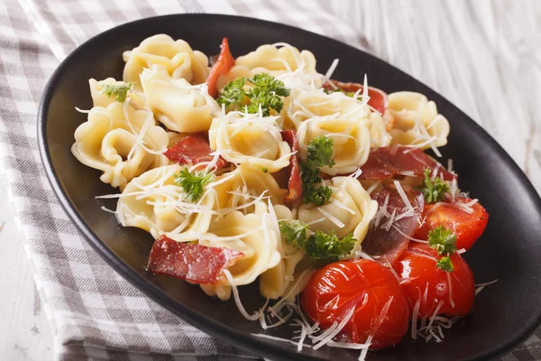 Italian tortellini with prosciutto, tomatoes and parmesan — Stock Photo, Image