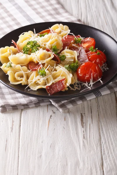 Taze pişmiş tortellini jambon ve parmesan ile