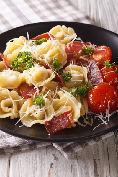 Jambon, domates ve peynir yakın çekim ile lezzetli tortellini.