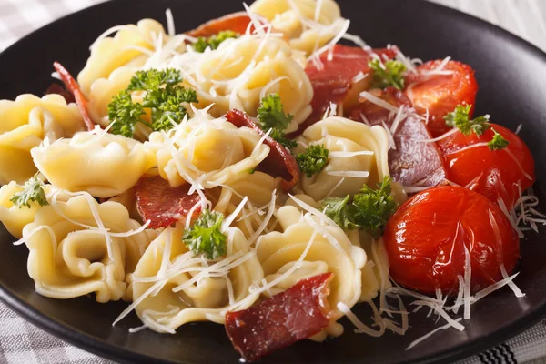 Italian food: tortellini with prosciutto and parmesan close-up — Stock Photo, Image