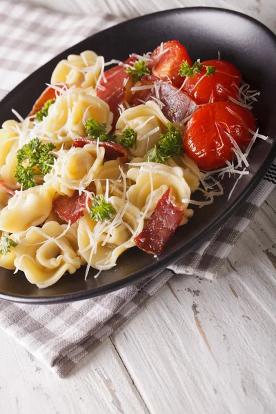 Nourriture italienne : tortellini au prosciutto et parmesan close-up — Photo