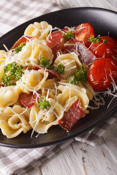 Tortellini italiano com fiambre e parmesão close-up . — Fotografia de Stock