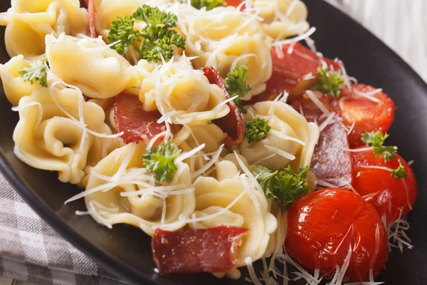 Cuisine italienne : tortellini au jambon, tomates et parmesan — Photo