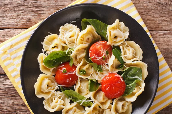 Italian tortellini with spinach and parmesan close-up on a plate — Stock Photo, Image