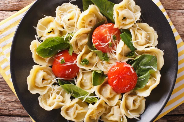 Ιταλικό φαγητό: τορτελίνια με σπανάκι και παρμεζάνα γκρο πλαν — Φωτογραφία Αρχείου