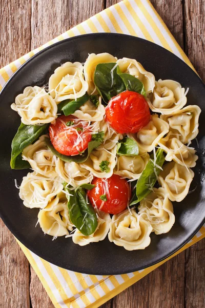 Tortellini italien aux épinards et parmesan en gros plan sur une assiette — Photo