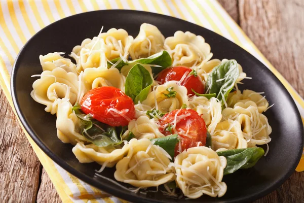 Italian tortellini with spinach and parmesan close-up — Stock Photo, Image