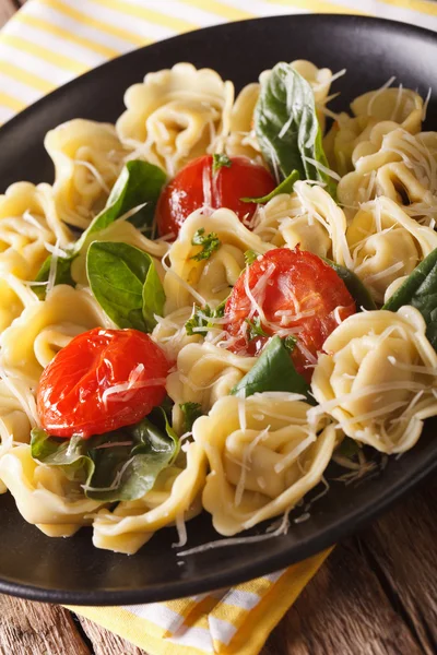 Italian tortellini with spinach, tomatoes and parmesan close-up. — Stock Photo, Image