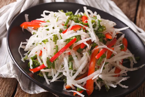 Comida sã: salada de daikon com pimentão e ervas closeup — Fotografia de Stock