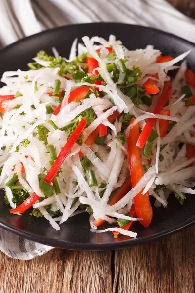 Comida de dieta: salada de daikon com pimentão e ervas closeup — Fotografia de Stock