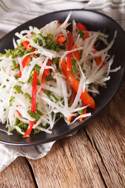 Ensalada de daikon con pimientos y hierbas primer plano. vertical —  Fotos de Stock