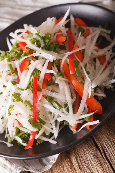 Ensalada fresca de daikon con pimienta y hierbas de primer plano. Vertical —  Fotos de Stock