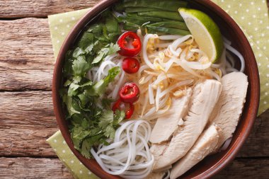 Vietnamca Pho Ga tavuk ve pirinç noodle yakın çekim ile çorba. H