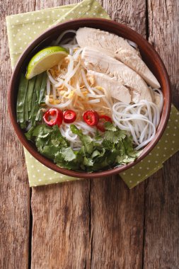 Vietnamca Pho Ga tavuk çorbası ve erişte pirinç, sprou fasulye