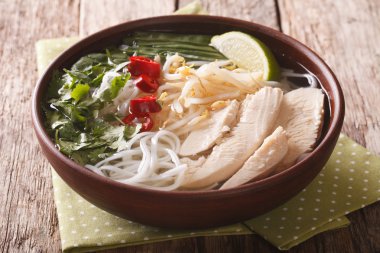 Vietnam mutfağı: Pho Ga tavuk, pirinç noodle ve f ile çorba