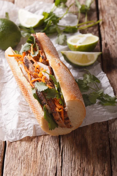 Традиційні в'єтнамської Banh Mi бутерброд з свинини, кінза, автомобіль — стокове фото