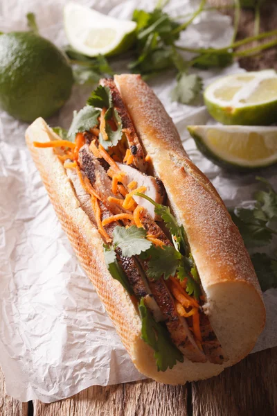 Vietnamesisk svinekjøtt - Banh Mi Sandwich med Cilantro og gulrot nær - – stockfoto