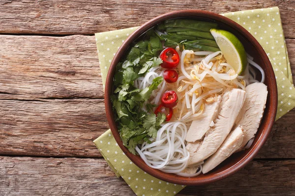 Vietnamese soup Pho Ga with chicken and rice noodles, bean sprou — Φωτογραφία Αρχείου