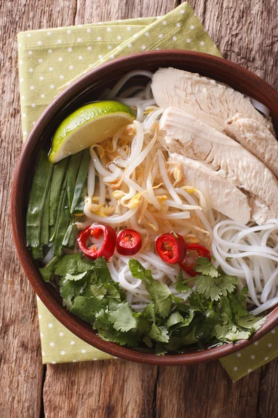 Vietnamese food: spicy soup Pho Ga with chicken, rice noodles an — Stock Photo, Image