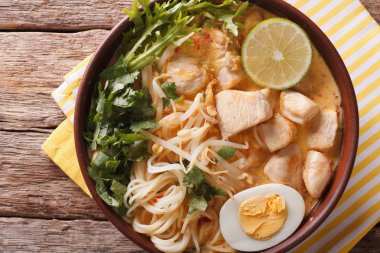 Tavuk, yumurta, makarna, Brüksel lahanası ve coriand ile Asya Laksa çorbası