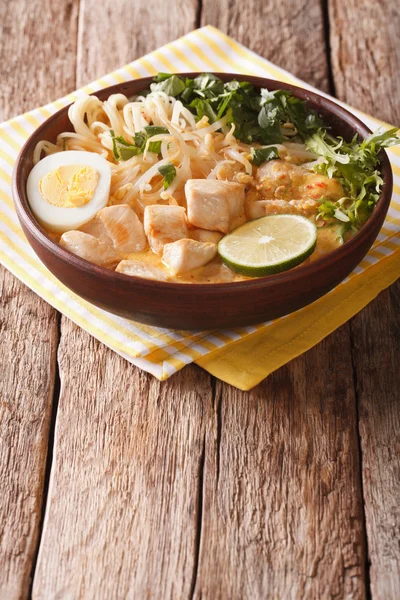 Aziatische Laksa soep met kip, ei, noedels, spruiten en coriand — Stockfoto
