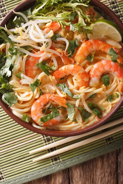 Laksa soup with shrimps, noodles, sprouts and coriander in a bow — Stockfoto