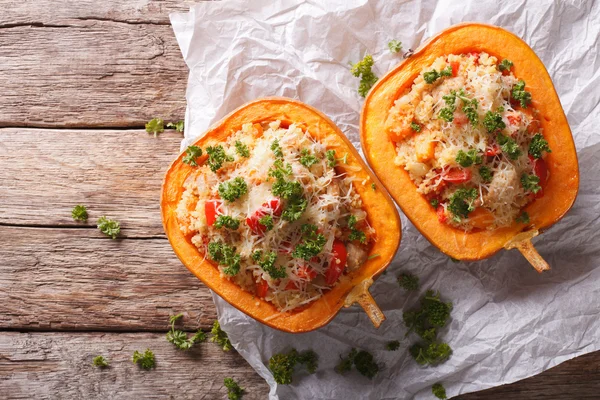 Abóbora assada com cuscuz, carne, legumes e queijo close-u — Fotografia de Stock