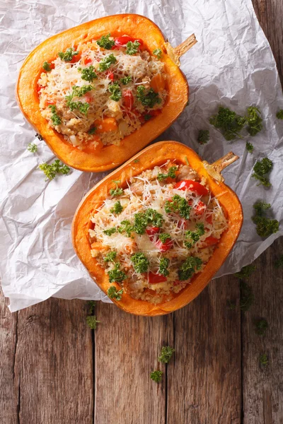 Abóbora assada com cuscuz, carne, legumes e queijo close-u — Fotografia de Stock