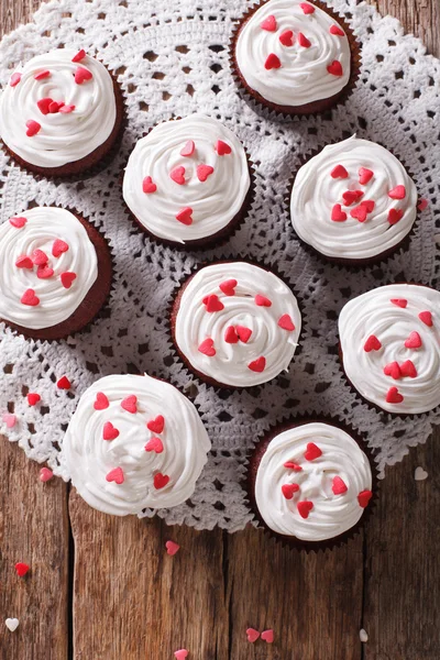 Saborosos cupcakes de veludo vermelho close-up sobre a mesa. parte superior vertical vi — Fotografia de Stock